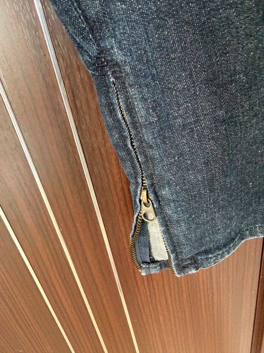 Дънки на марката GUESS