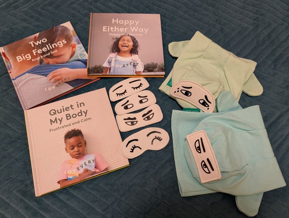 Lovevery три книжки и кукли за емоциите