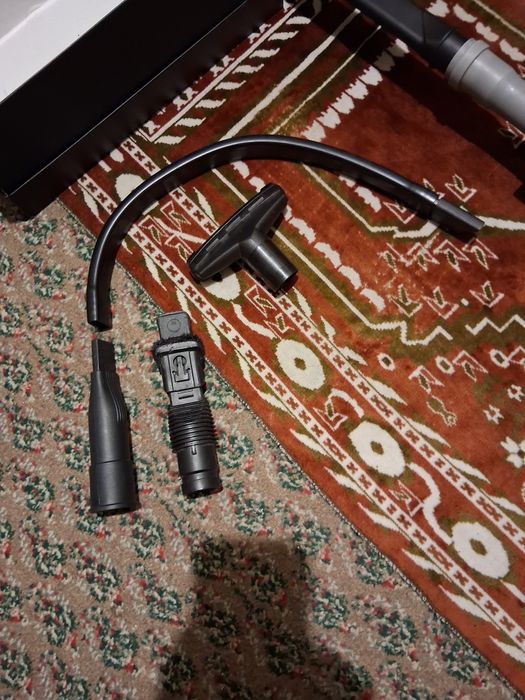 Aspirator de praf ,cu acumulator /accesorii