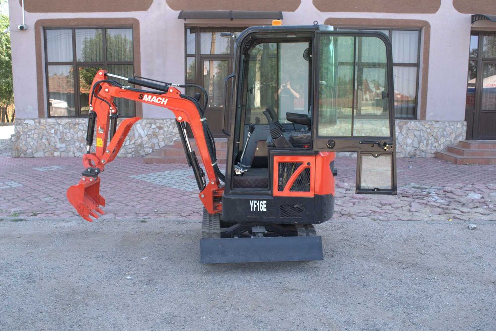 Miniexcavator pe șenile SMACH YF16E – Cabină închisă