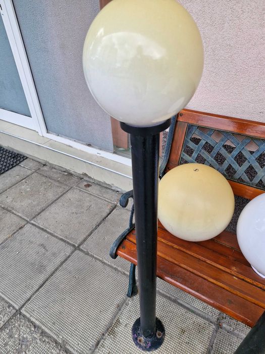 Продават се два броя градински лампи