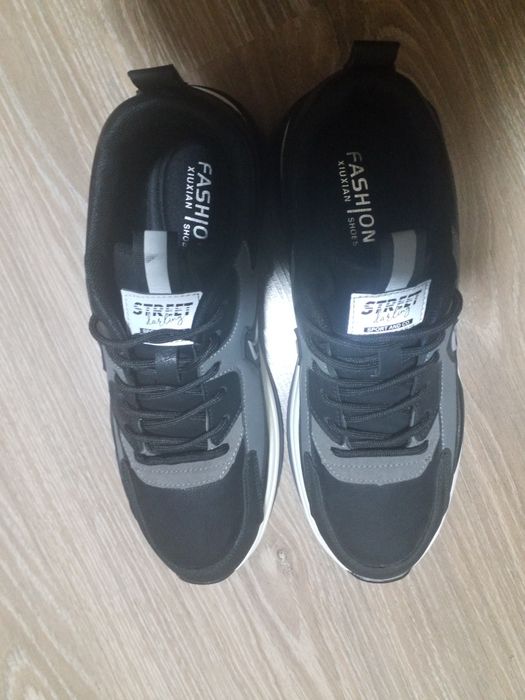 Продам новые кроссовки