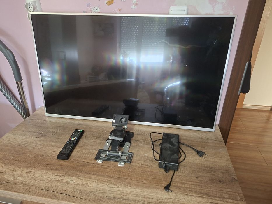 Телевизор Sony MODEL NO. KD - 43XF8577 със спукан дисплей -за части