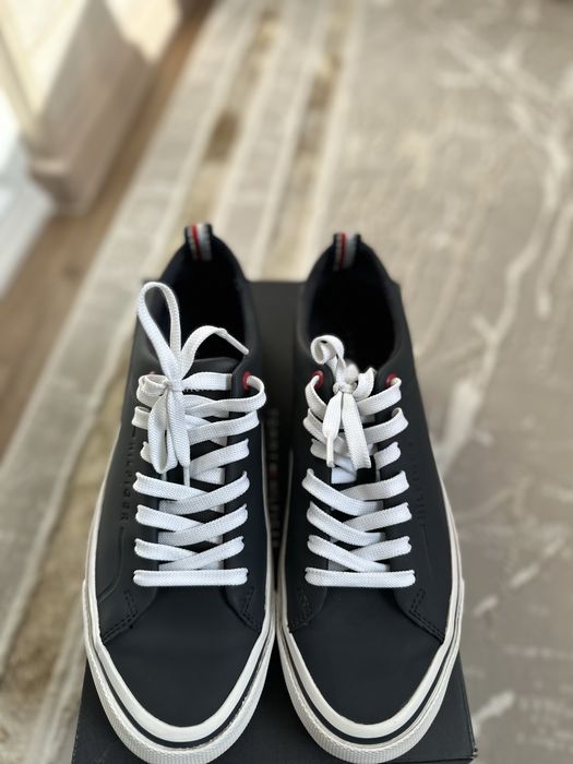 Продаются кроссовки Tommy Hilfiger