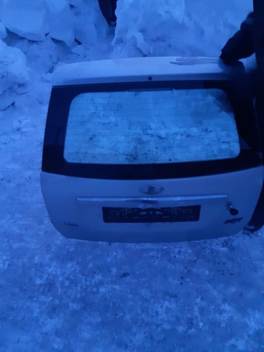 Приора Универсал разбор есть много запчастей