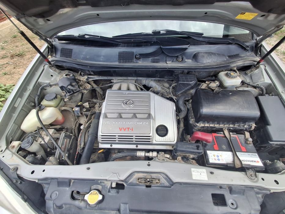 Машина  Lexus RX 300.