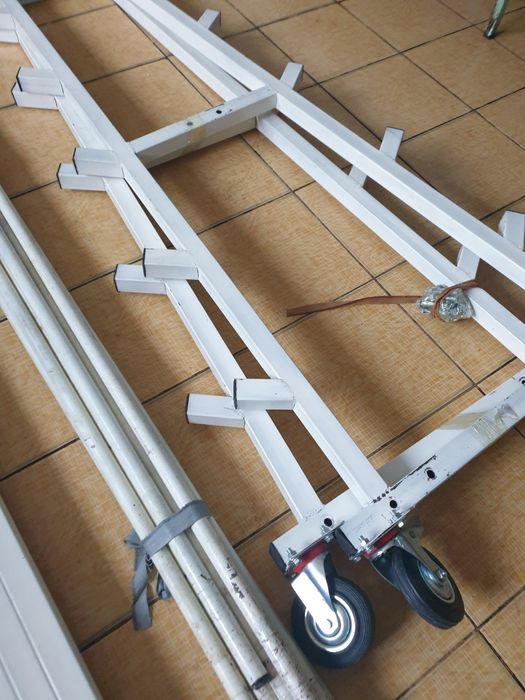 Стеллаж для ткани в рулонах.