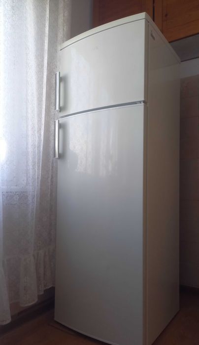 Продавам хладилник "АЕG" с отделна камера - НОВ!