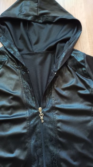 Тънко яке-жилетка от мека и еластична промазка.