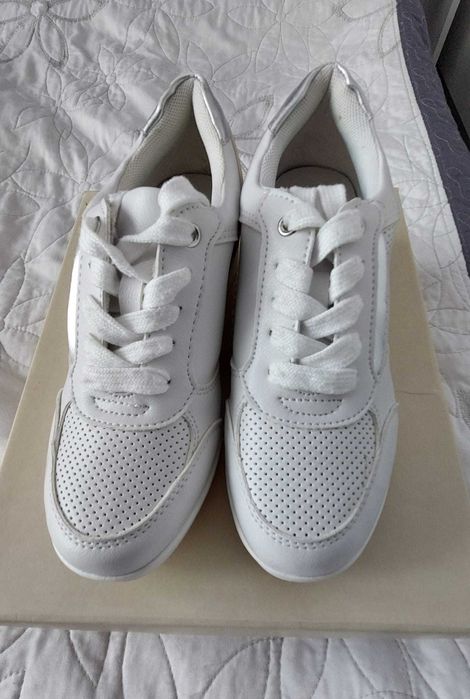 Pantofi închiși Clara Barson Alb