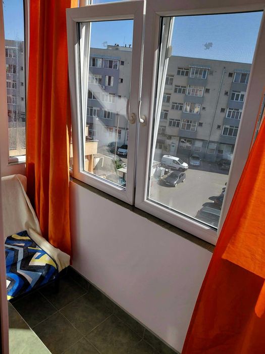 Dau spre închiriere garsonieră în zona centrală foarte aproape de mijloacele de transport în comun, farmacii, școli, grădinițe și magazine alimentare