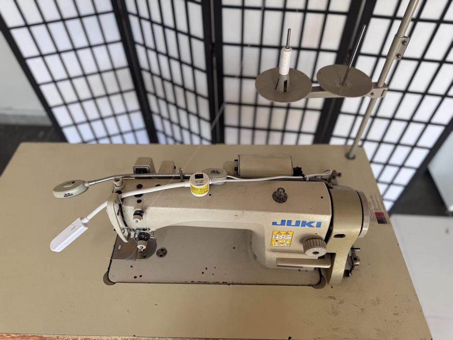 Mașină de cusut industrială JUKI DDL-8700-7 + SC-500, completă cu masă