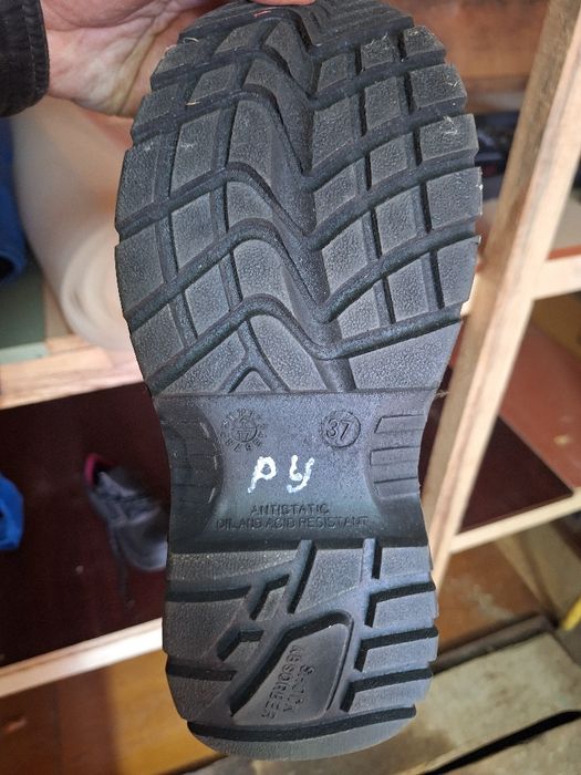 Продам спец обувь