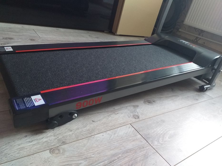 Bandă  electrică de   alergat nouă  utilizată o singură dată