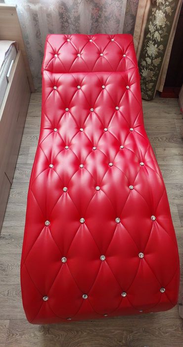 Продаётся: Зеркало, Кушетка, Этажерка.