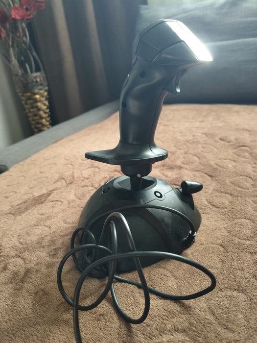 Vând Joystick Thrustmaster