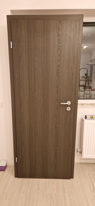 Usa de baie cu toc gri, noua