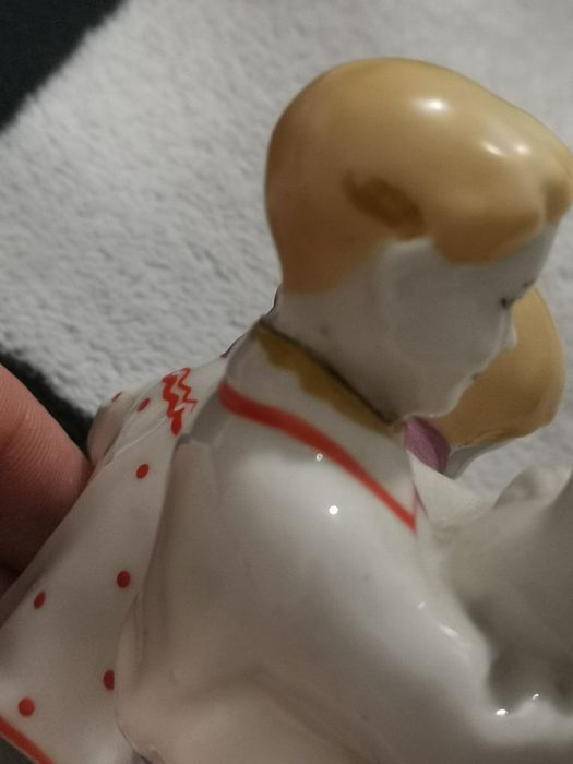 Статуэтка дети кормят голубей