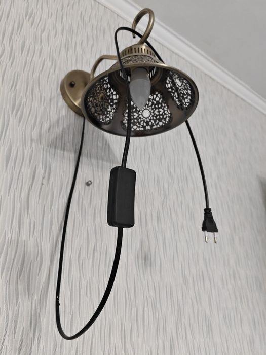 Продам люстру и светильник.