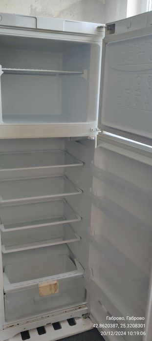 Продавам хладилник INDESIT с горна камера.Височина 180см.