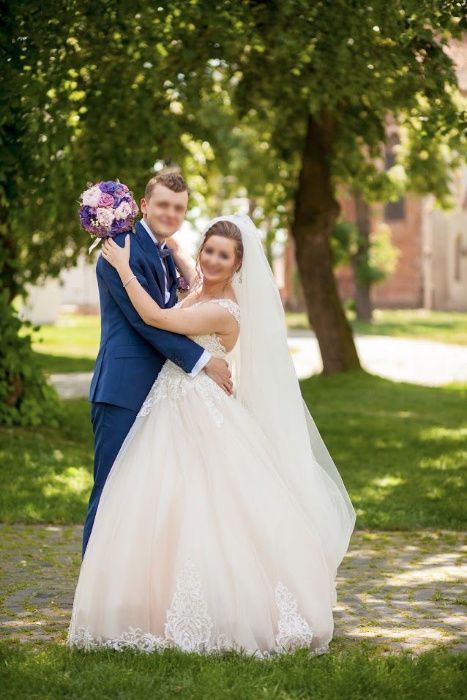 Vand Rochita de mireasa tip printesa