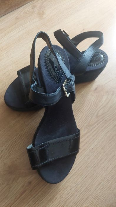 Черни сандали Clarks, номер 39, много запазени.