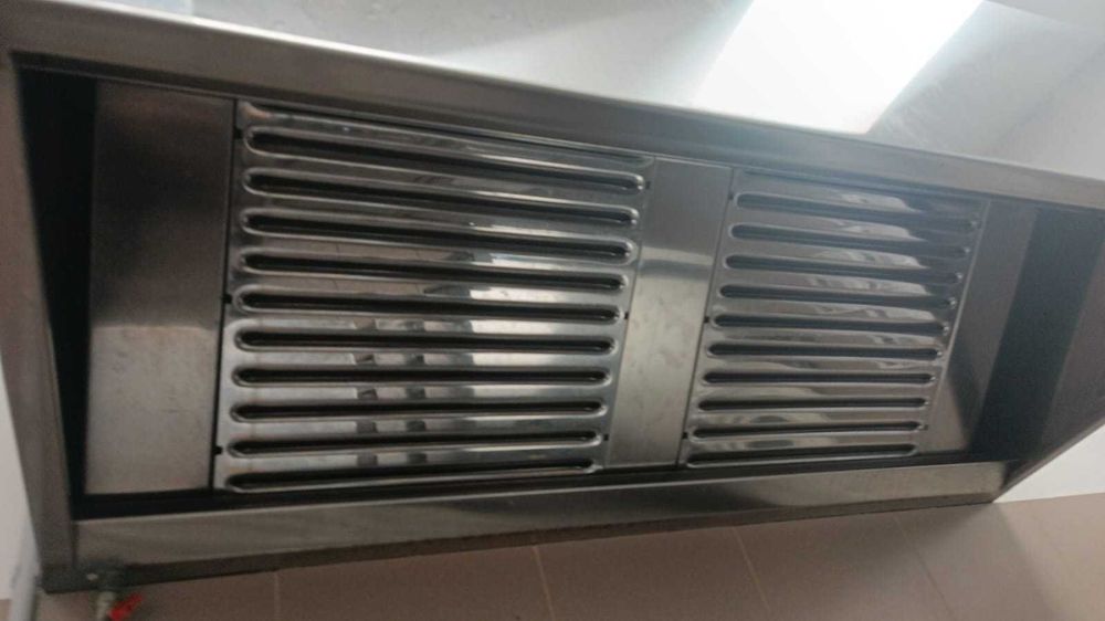 Hotă Profesională Inox 150x70 cm + Convertizor LS M100 (Montată)