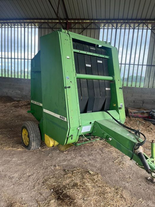 Vand presa de baloti rotunzi balotiera John Deere 550 recent adusa