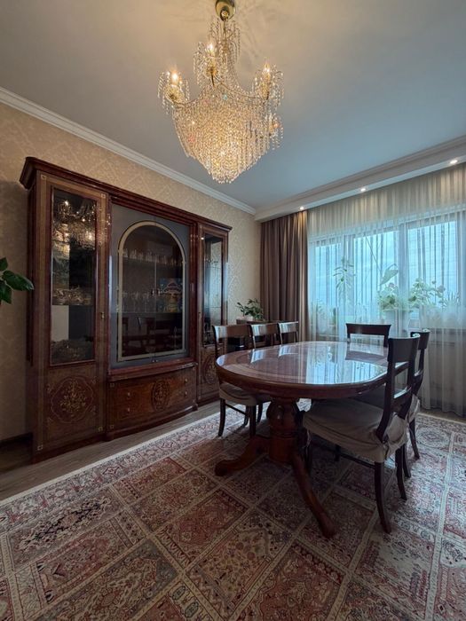 Продам сервант 250000 б/у. Самовывоз
