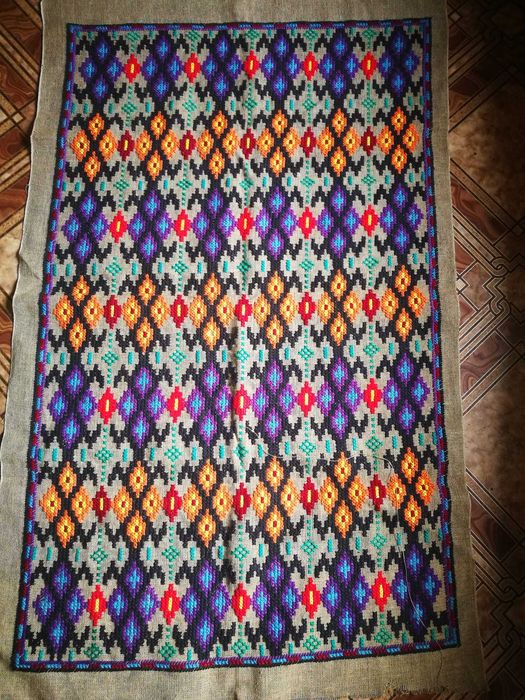 Прекрасен ръчно Шит ковьор (115х70см)