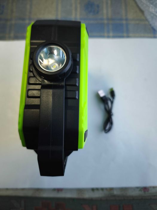 Lampa de lucru portabil cu acumulator si scule