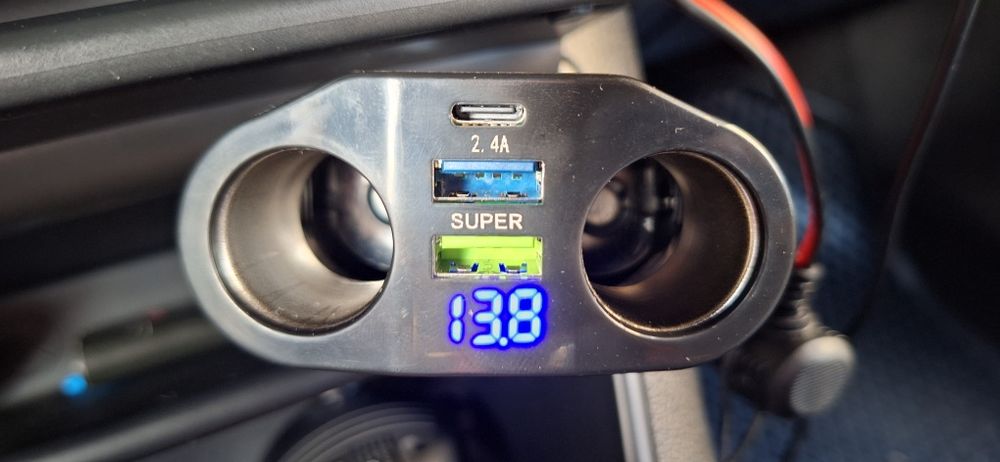 Încărcător de telefon auto