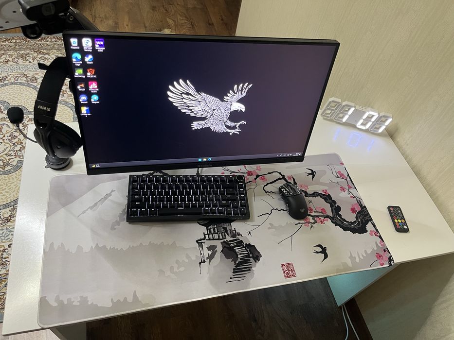 Игровой компьютер и стол кресло