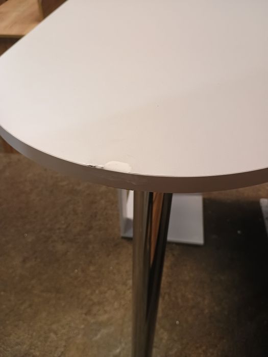 Висок бар плот с рафтове