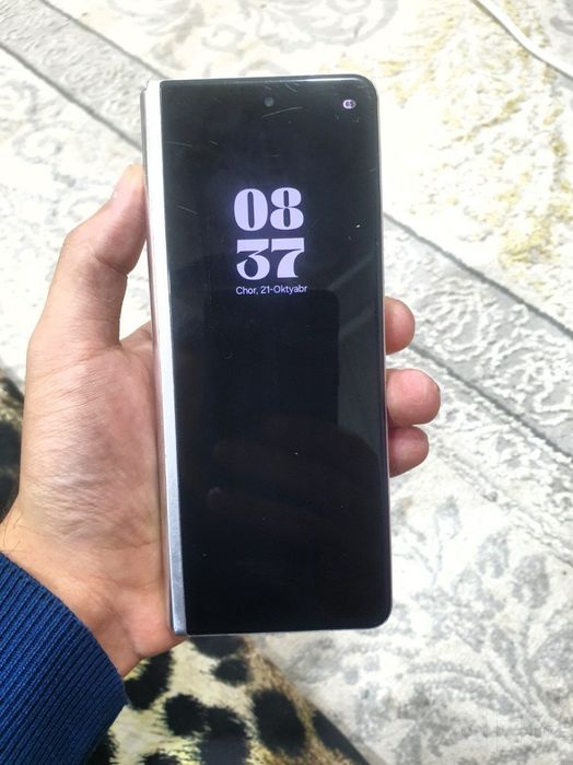 Samsung  Z fold 3 sotiladi 3.300 kelishamiz