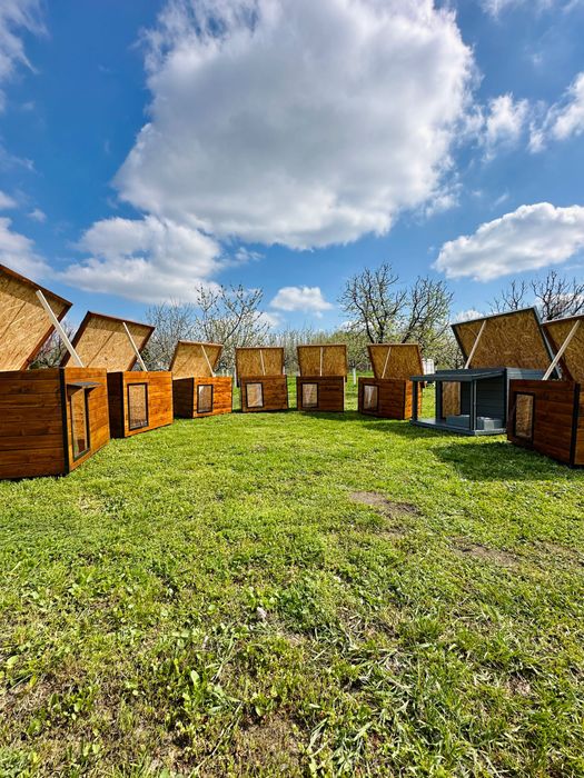 Cusca pentru câini izolată, acoperiș plat, premium (M–XXL)