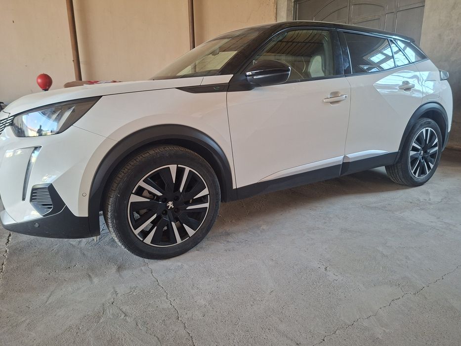 Peugeot e2008. Pejo e2008. Пежо е2008.