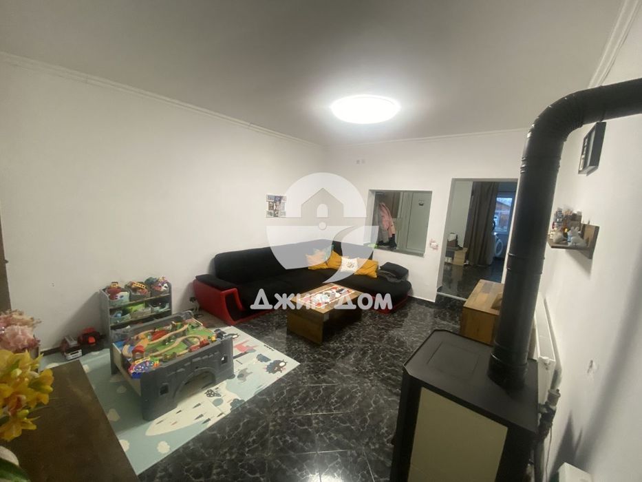 Едноетажна къща с двор в гр. Камено