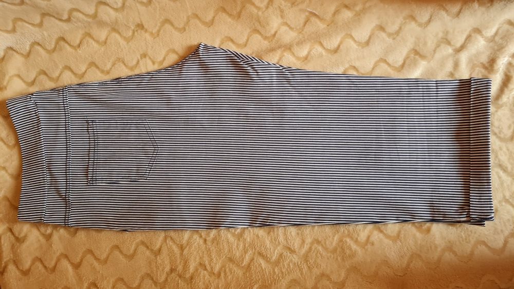 De vânzare două perechi de pantaloni treisferturi.