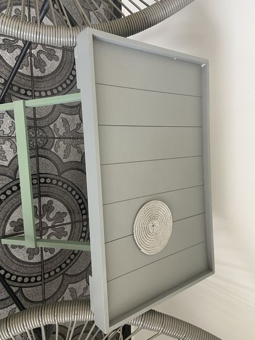 Продавам 2 стола с масичка не са ползвани