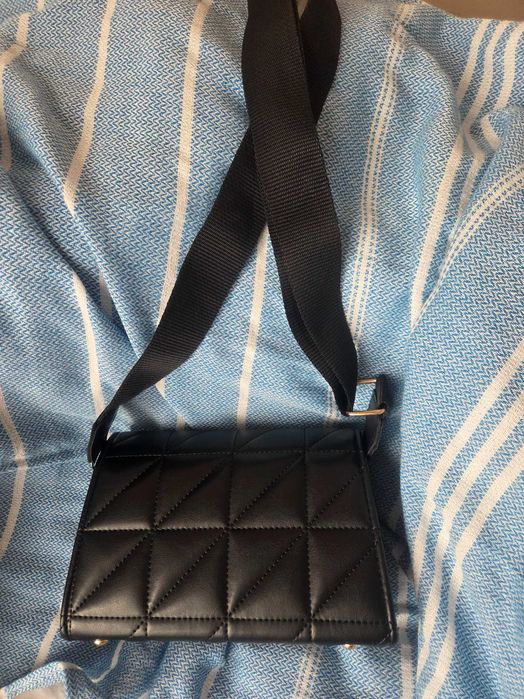 Модерна мини чанта с широка спортна дръжка – черна