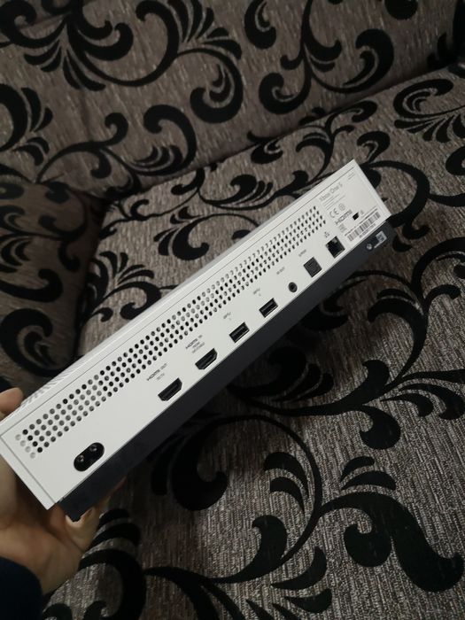 Xbox One S 512gb с 2 контролера