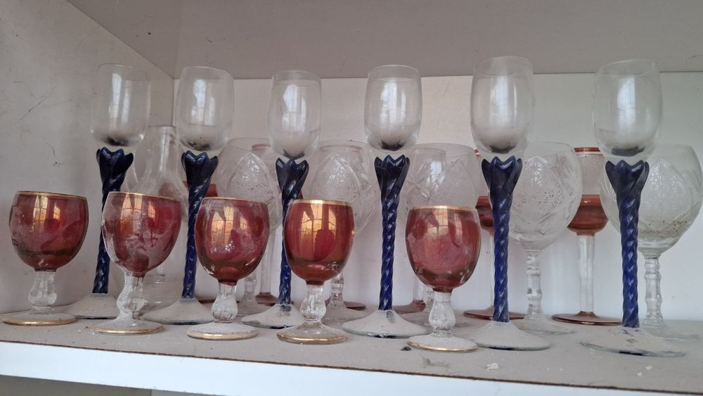 Vand ieftin pahare vechi  mici și frumoase