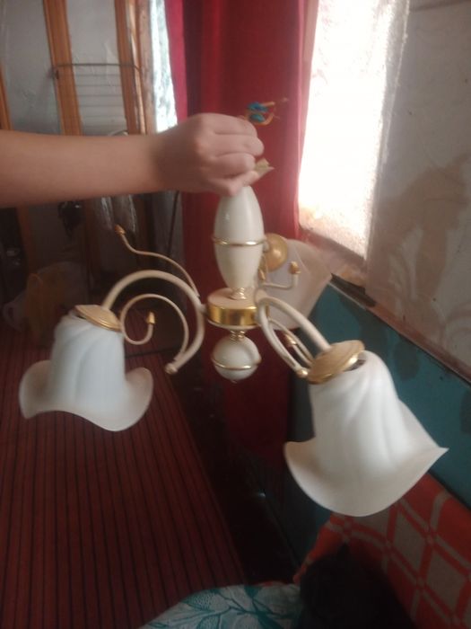 Отдам  люстру в рабочем состоянии