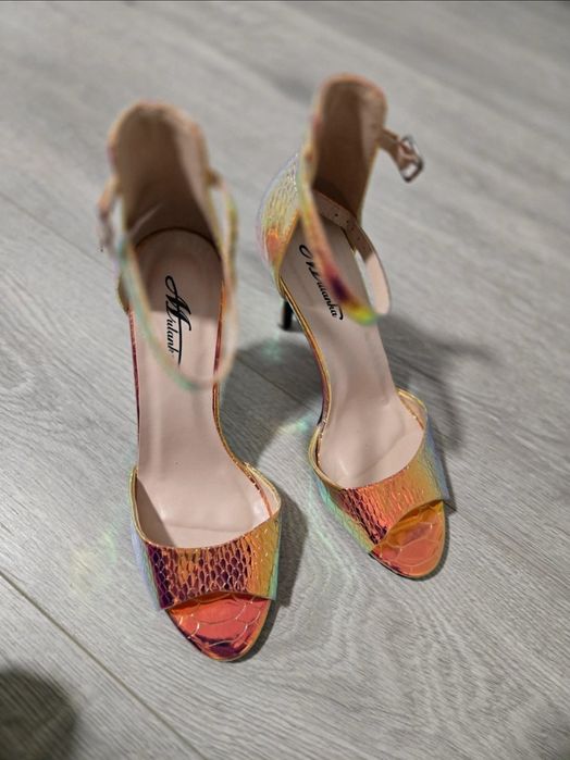 Pantofi cu toc auriu- multicolor