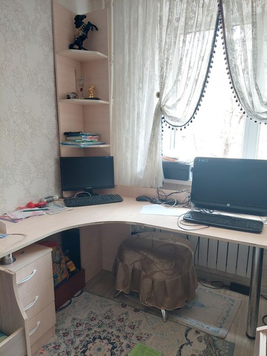 Продам стол с выдвижными и открытыми полками. За 25000