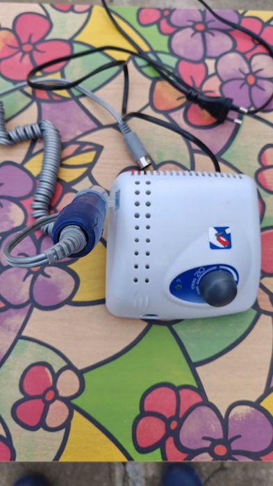 Vând produse și accesorii pentru manichiura