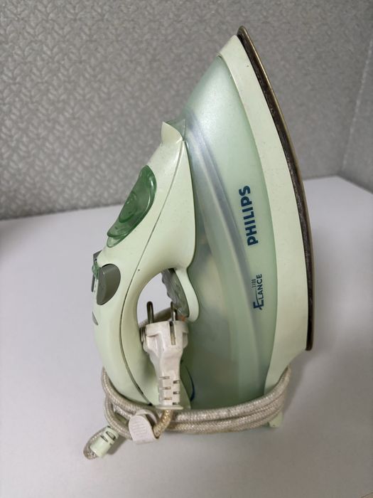 Утюг и гладильная доска