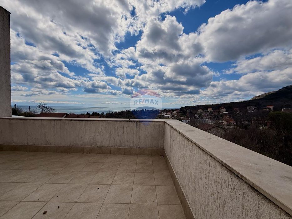 Южен апартамент с две спални и нескриваема морска гледка за продажба,