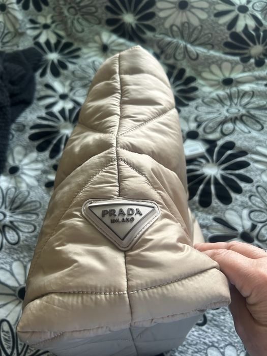 Чанта Prada - 45/30 см чисто нова, мека бежов цвят